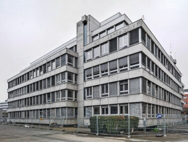 Gemäss der Grundhaltung «Reuse, Reduce, Revaluate» griffen die Architekturbüros die gegebene Gebäudestruktur auf und beförderten sie mit gezielten Eingriffen in die Gegenwart. Fotos: R&D Dürr