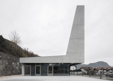 Ein Gegengewicht zum horizontalen Baukörper bildet ein 11 Meter hoher Lichtmast. Fotos: Gustav Willeit