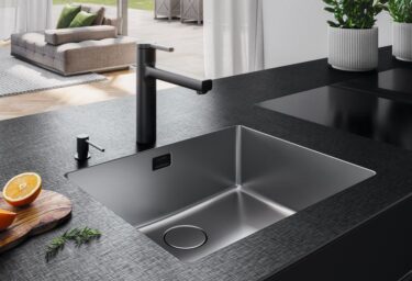 2 «Xrange Black» mit flächenbündig eingeschweisstem «Linero»-Becken und «eFlow Desino». Fotos: Suter Inox AG