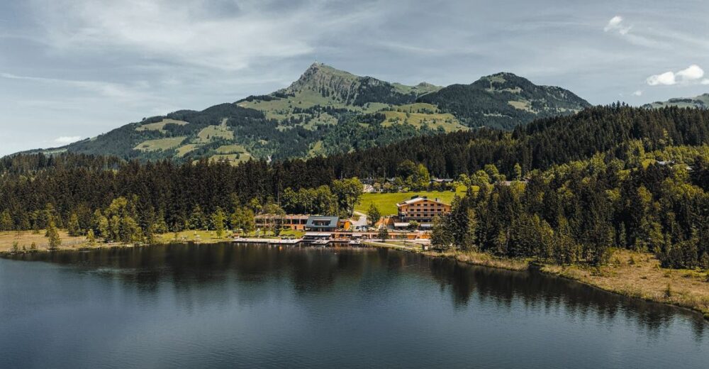 Das Alpenhotel Kitzbühel am Schwarzsee integriert sich mit seiner naturnahen Architektur in das alpine Naturparadies. Fotos: Aschl