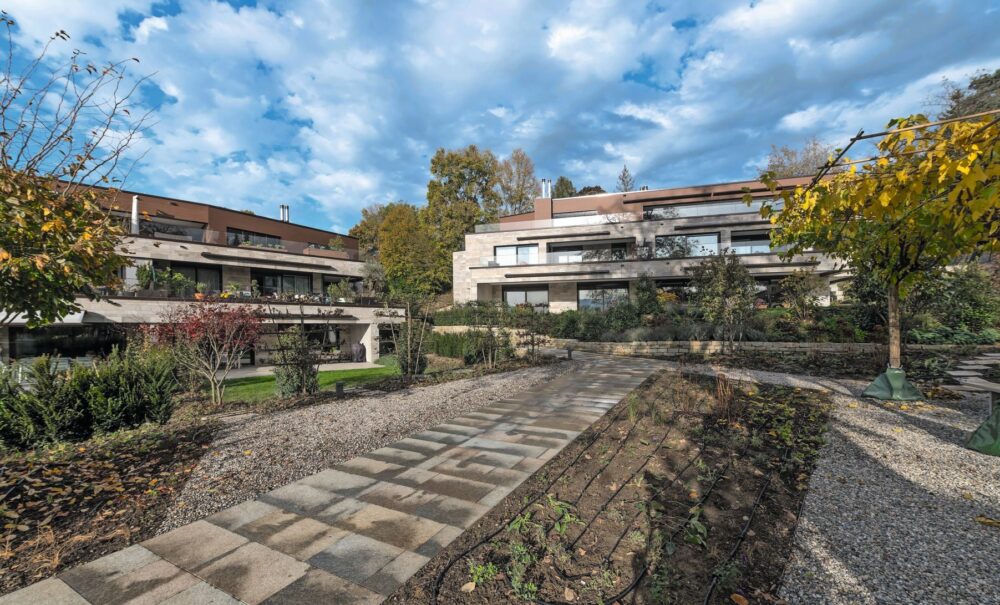 Mit der Platzierung zweier Mehrfamilienhäuser an exklusiver Lage entstand ein zentraler, parkähnlicher Garten. Fotos: Ferrara Architekten AG