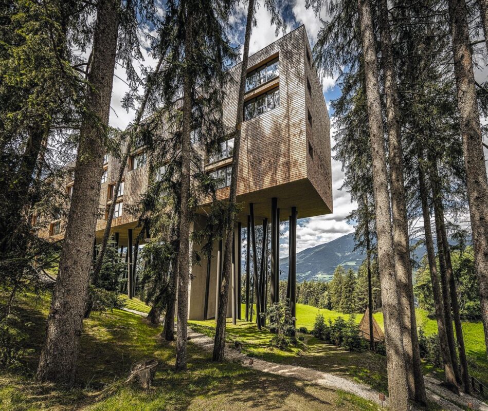 Das Gebäude beruht auf einer aussergewöhnlichen Architektur.